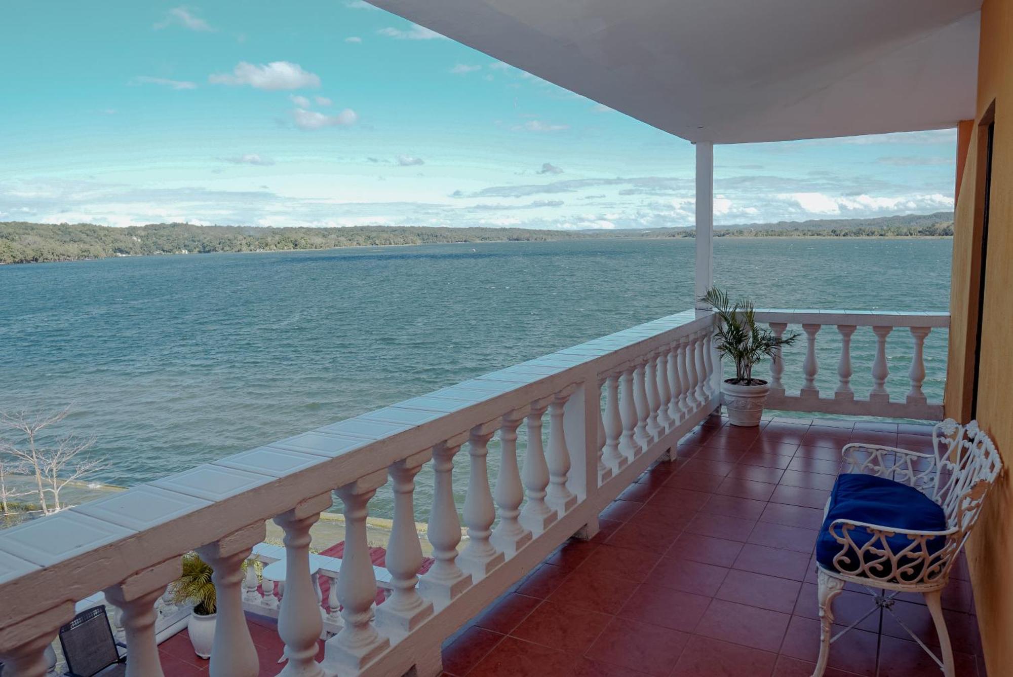 Hotel Villa Del Lago フローレス エクステリア 写真