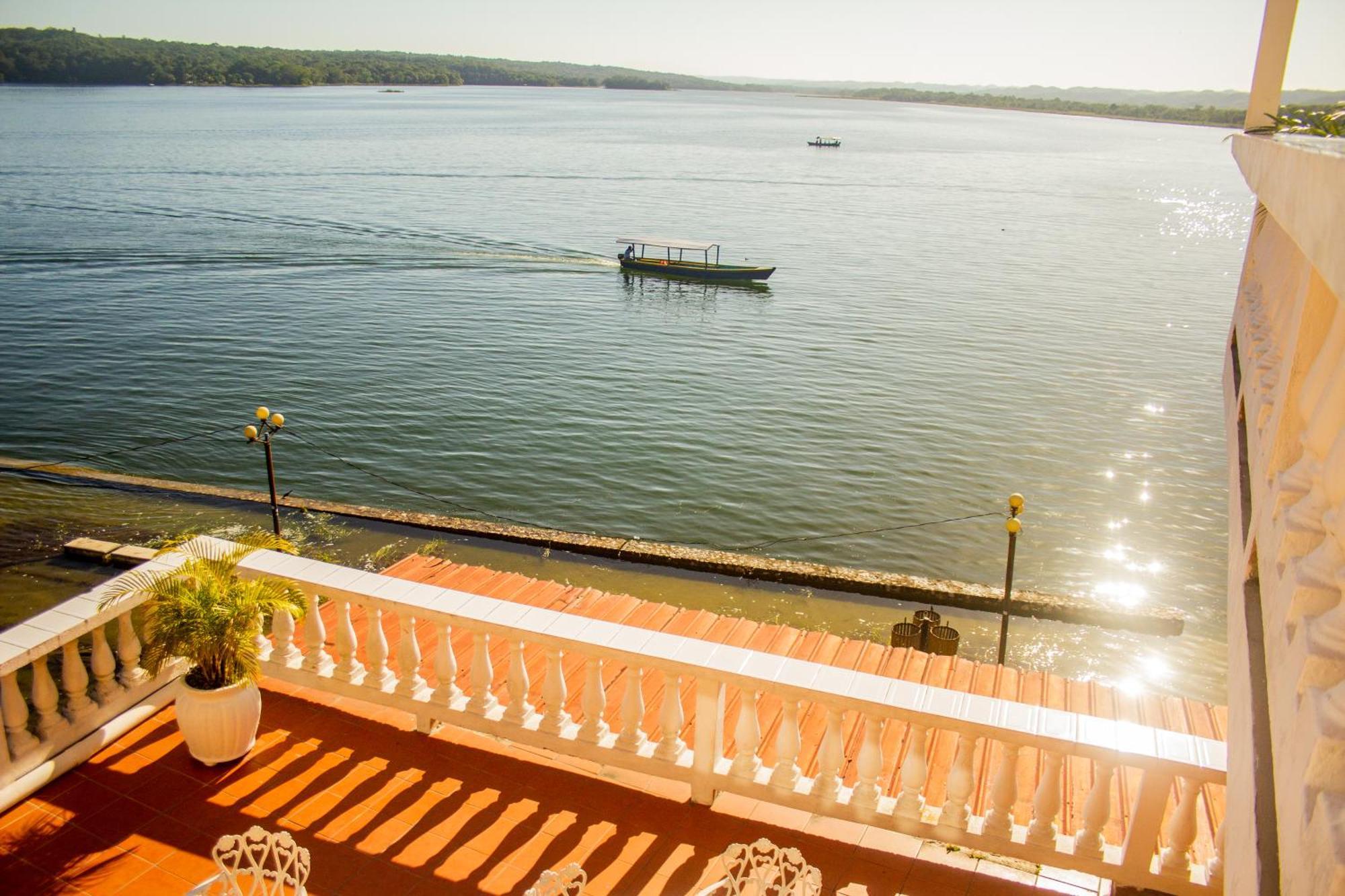 Hotel Villa Del Lago フローレス エクステリア 写真