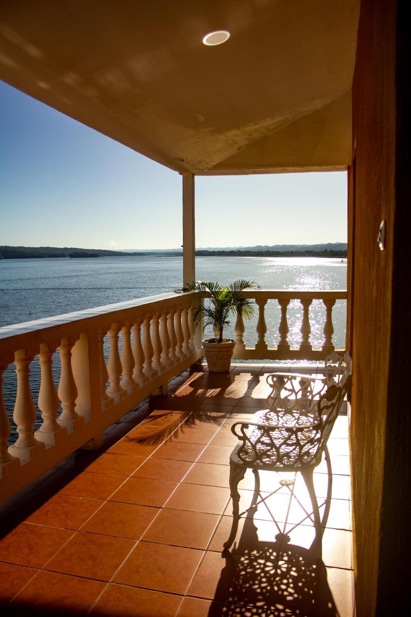 Hotel Villa Del Lago フローレス エクステリア 写真