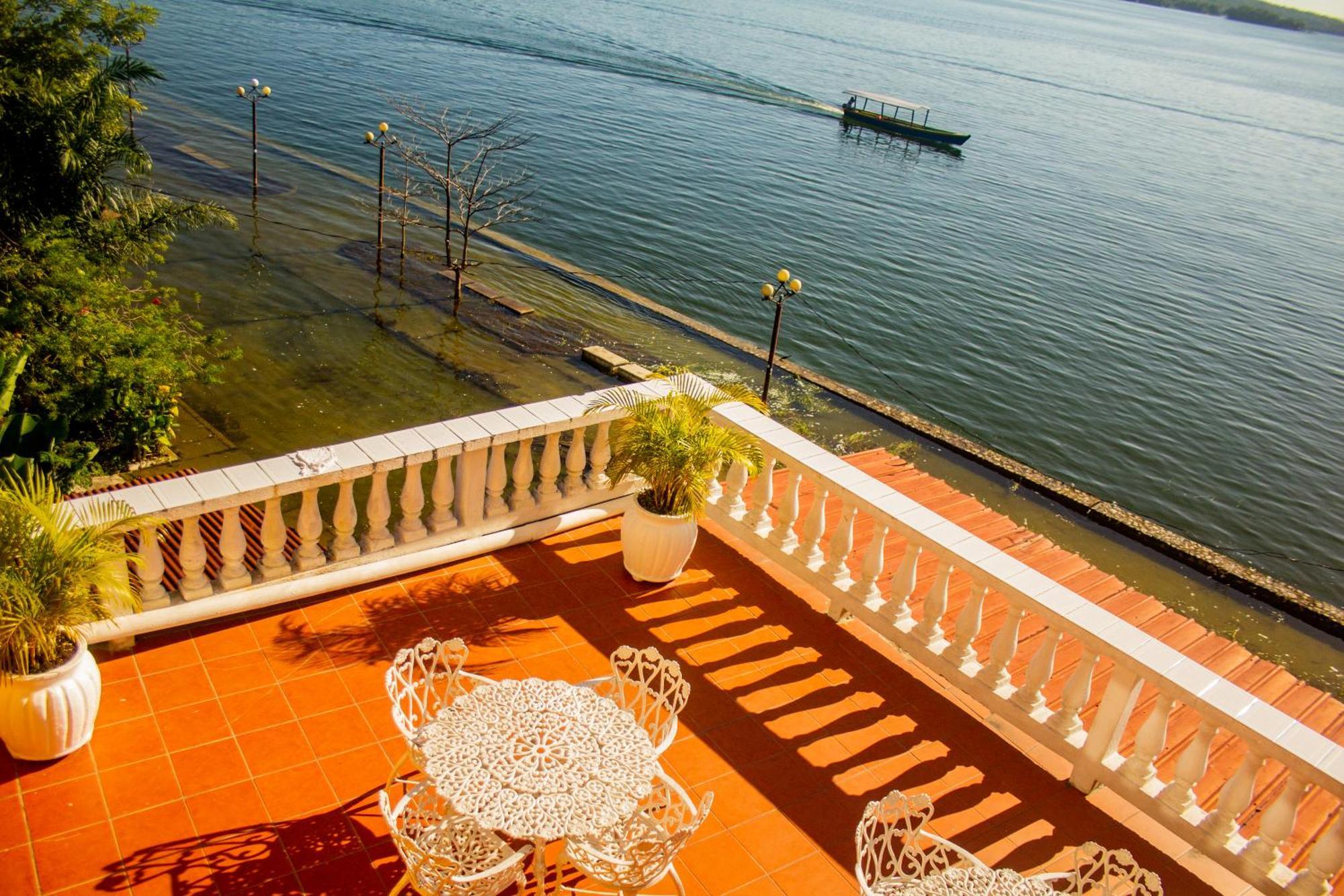 Hotel Villa Del Lago フローレス エクステリア 写真