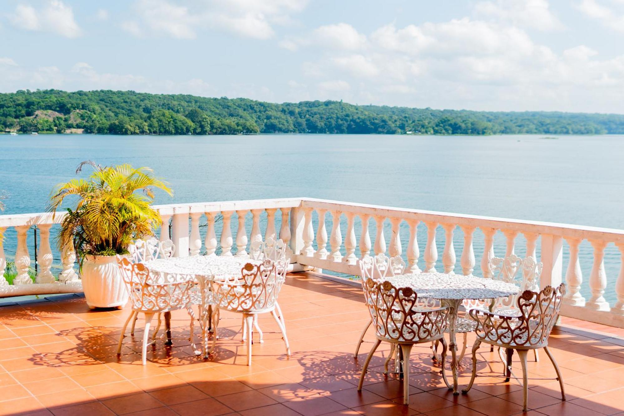 Hotel Villa Del Lago フローレス エクステリア 写真